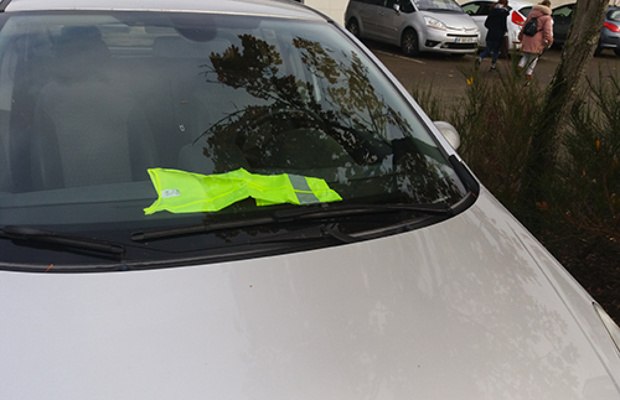 "40 millions d'automobilistes" soutient l'appel &agrave; mettre un gilet jaune sur son tableau de bord